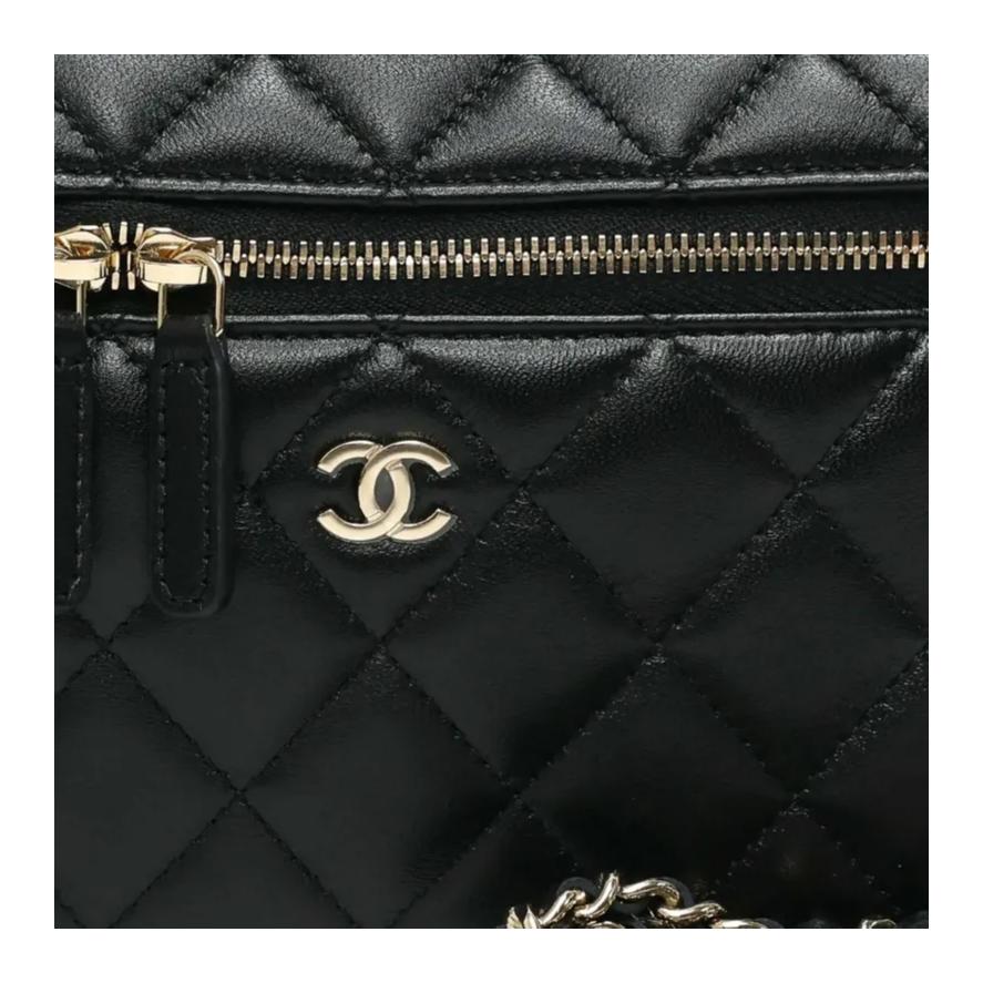 Chanel Женский черный топ, сумка-мессенджер на одно плечо, из овечьей кожи, с пряжкой из золота 25 карат, ромбовидным узором, кожаной цепочкой, фирменным логотипом и застежкой-молнией.