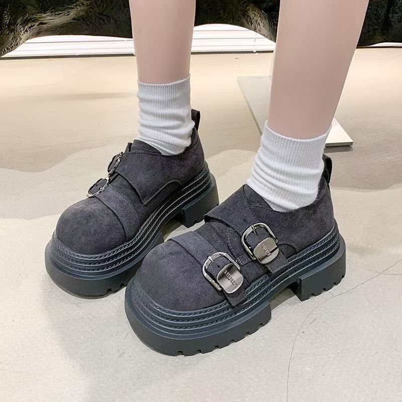 Британские дымчато-серые маленькие кожаные туфли 2025 осень и зима новая высокая универсальная ретро платформа для увеличения роста лоферы