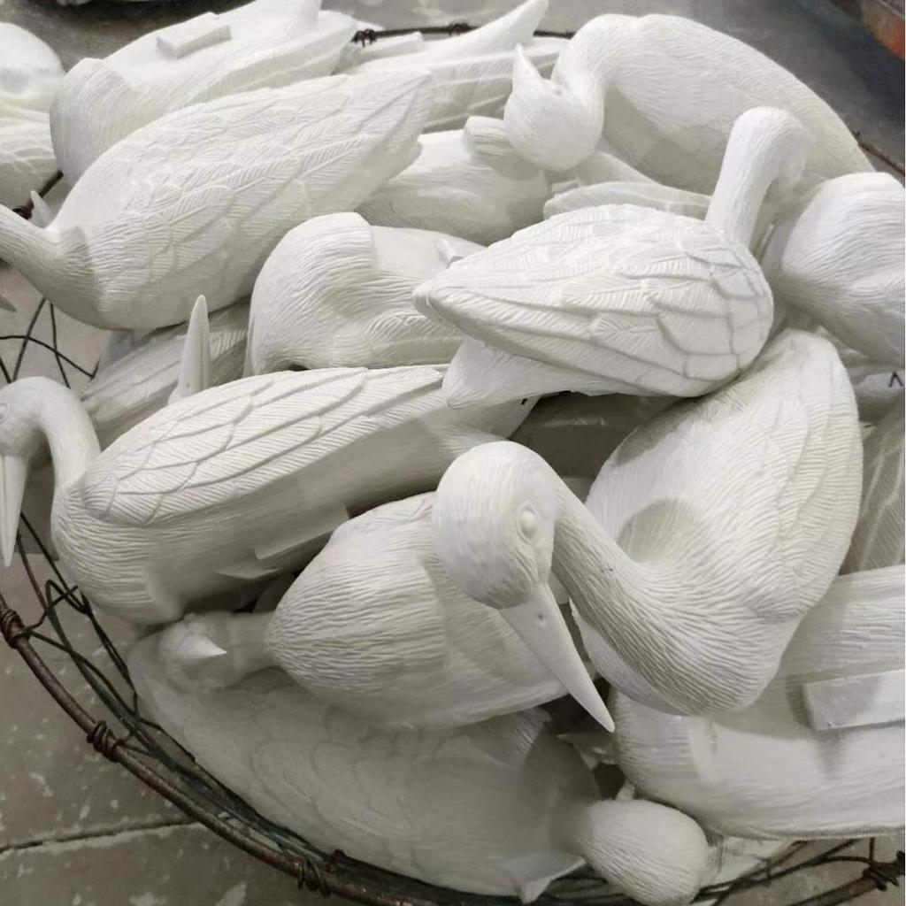 Съемная модель маленького белого журавля с ножками из железной проволоки для украшения двора