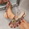 Мода 2025 Новые летние женские винтажные этнические сандалии с цветочной пряжкой на низком каблуке, повседневная кожаная обувь в ретро-стиле с закрытым носком