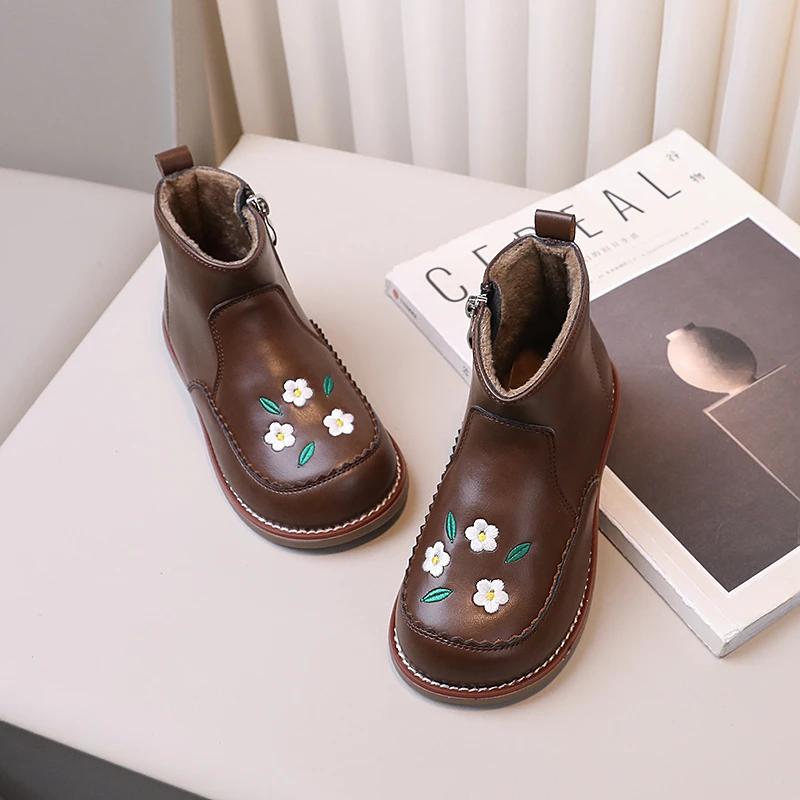 2024 Детские кожаные короткие ботинки для девочек осень-зима новые модные корейские милые цветы шикарные универсальные плюшевые туфли на молнии