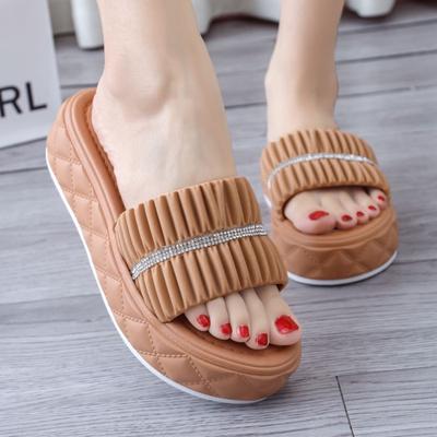 Плиссированные тапочки со стразами, женская летняя одежда 2025 года, новая модная универсальная пляжная обувь, нескользящие классные тапочки на платформе