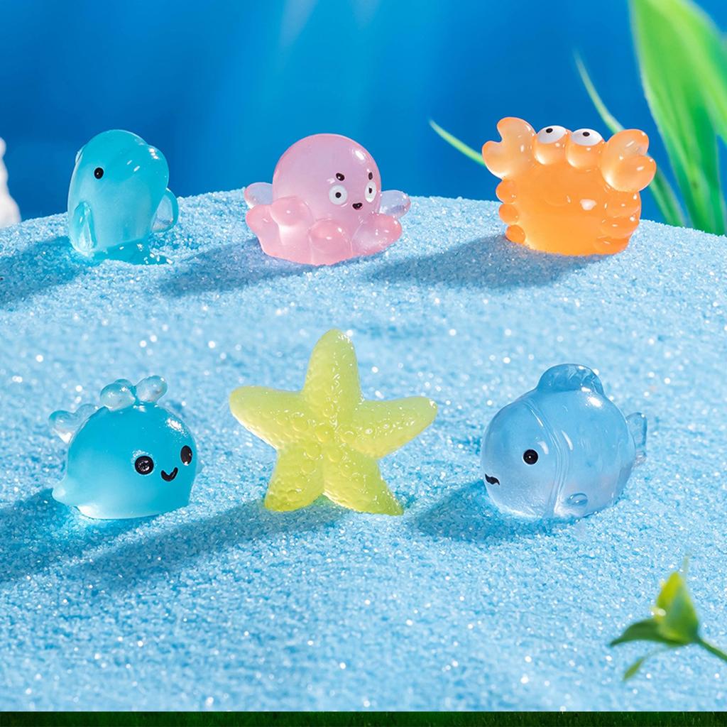 Микро-пейзаж с забавными животными, светящимися черепашками и морскими зайцами