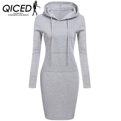 Трехцветное платье с капюшоном и карманом на шнуровке и длинными рукавами