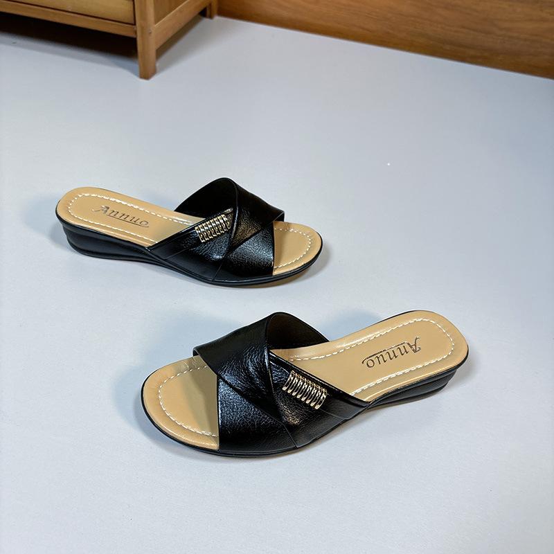 Женские летние шлепанцы с открытым носком на плоской подошве, модные женские повседневные пляжные туфли на металлической танкетке, сандалии на плоской подошве для мам, размер 36-43