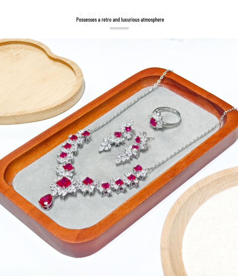 Gessen Jewelry: Элегантный набор: серьги, кольцо и подвеска с красными цирконами