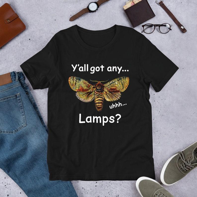 230 г/м2 100% хлопок Yall Got Any Lamps Moth Смешная футболка с мемами Ироничная футболка Странно-специфическая футболка Unhinged Проклятая футболка Cringe Gag Gift Targeted