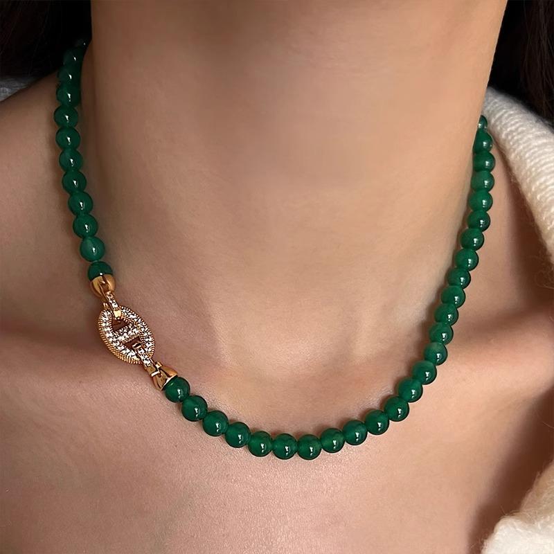 Real gold-plated, micro-paved cubic zirconia pig-nose clasp, green chalcedony bead necklace, a chic and stylish clavicle chain for everyday wear