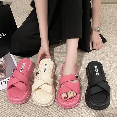 Толстая подошва мягкая резина женские нескользящие повышенные домашние повседневные тапочки летние уличные белые с однотонными сандалиями тапочки