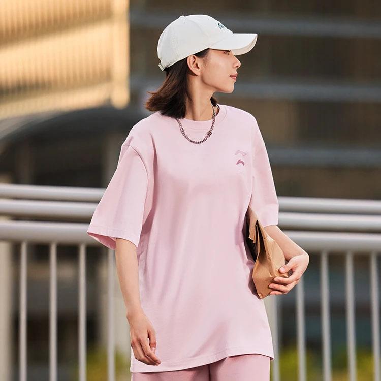 Li-Ning Футболка свободного кроя с коротким рукавом и принтом логотипа унисекс, цвет мягкий, песочно-розовый AHST787-5