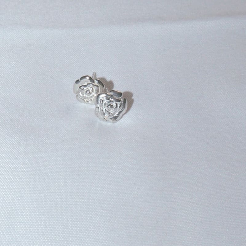 LOASI lovely rose. rose stud earring