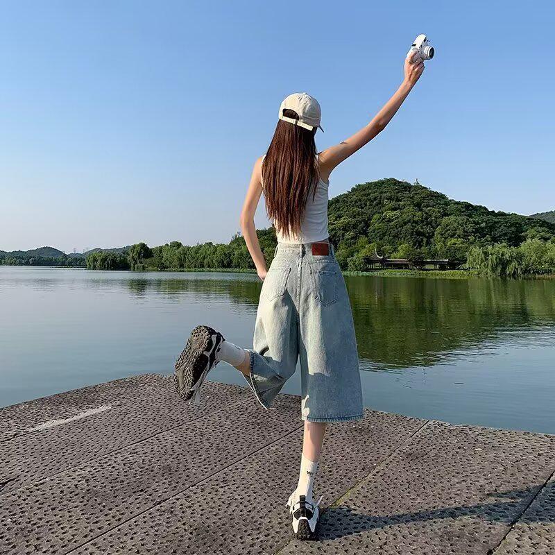 Светло-голубые женские джинсовые шорты широкого кроя - Летний тренд 2025 для фигуры "груша"