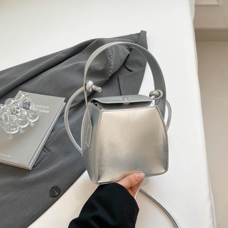 Нишевая квадратная сумка-коробка ручной клади высокой ценности, женская, новая коллекция весна 2025, трендовая, с дизайном иностранной индивидуальности, на плечо, сумка-мессенджер