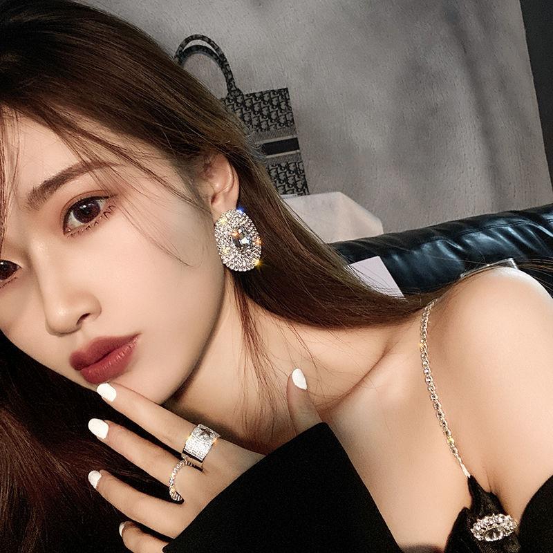 Роскошные и сверкающие овальные серьги и серьги с драгоценными камнями в Европе и Америке. Модные и преувеличенные модные серьги главной улицы.