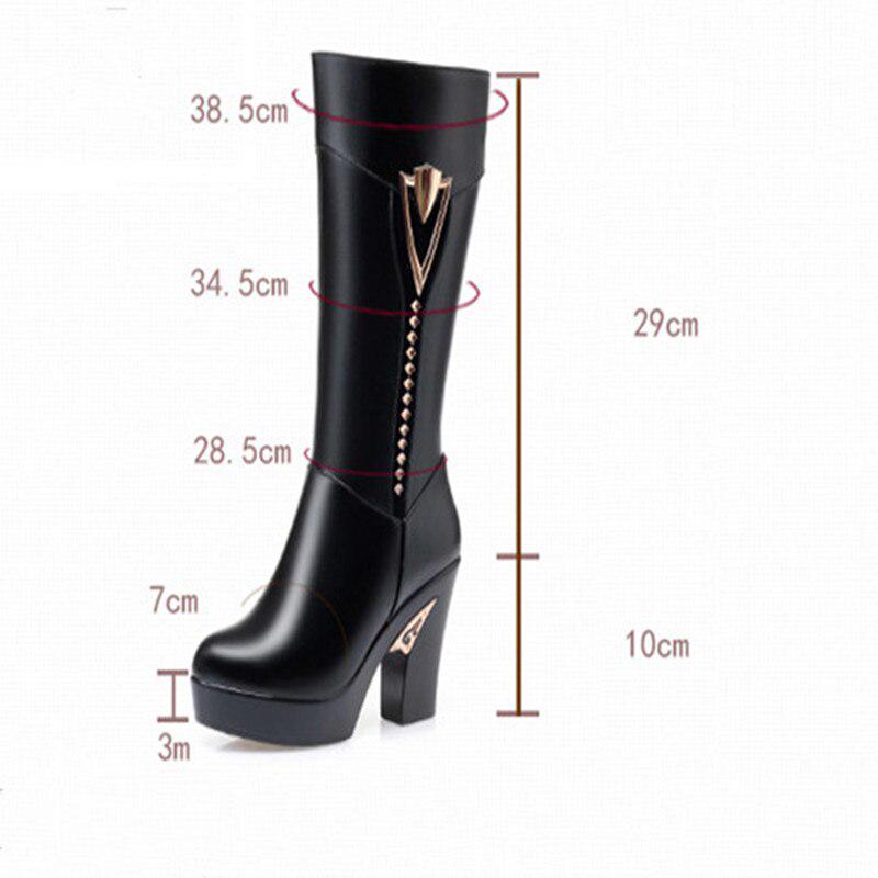 Бренд AIYUQI.Женские зимние сапоги из натуральной кожи с меховой подкладкой внутри на застежке молнии на тостой подошве и высоком толстом каблуке. Длина по колено. Цвет:Черный. Размеры:35,36,37,38,39,40