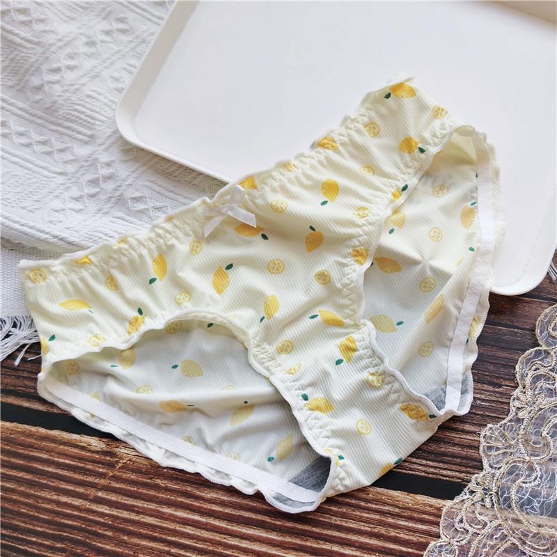 Милые и удобные облегающие шорты из ледяного шелка с низкой посадкой и принтом из мультяшных фруктов