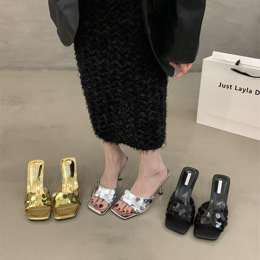 Летом 2024 года новые нишевые модные тапочки носят с тонкими каблуками и пайетками, босоножками на высоком каблуке и женскими туфлями.
