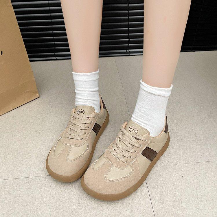 2024 осень маленькие белые туфли новая корейская версия женские студенческие туфли на плоской подошве спортивные кроссовки для сноуборда повседневные уличные стрельбы немецкие тренировочные туфли