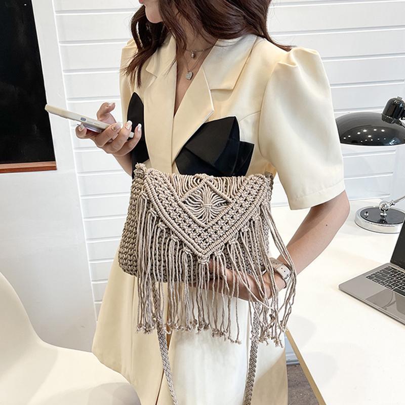 Шикарная женская сумочка с красивыми кисточками. размер сумки: 27 см * 2 см * 21 см