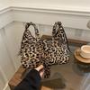 Корейская версия модной универсальной повседневной наплечной сумки женской 2025 осень новая темпераментная текстура леопардовый принт сумка-подмышка