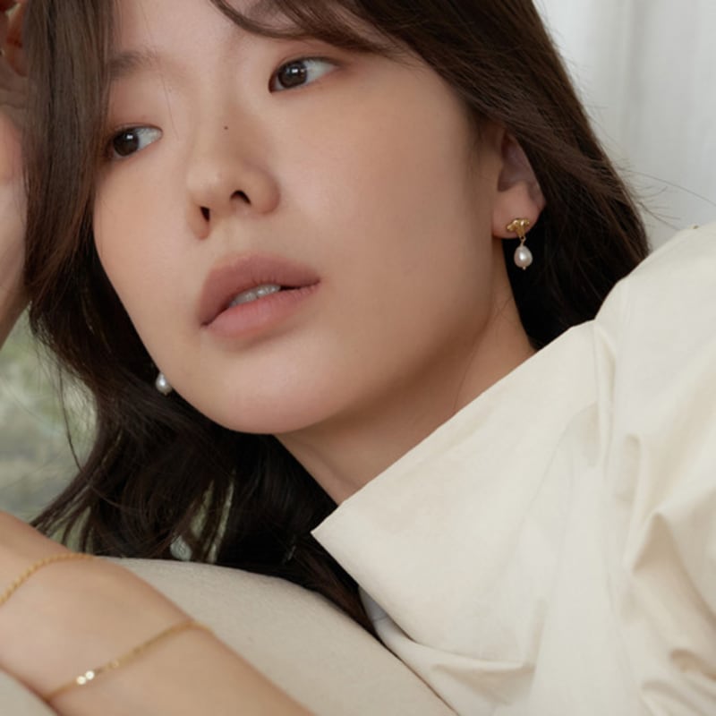 Dawn of Me New. Classic Pearl Drop Earring