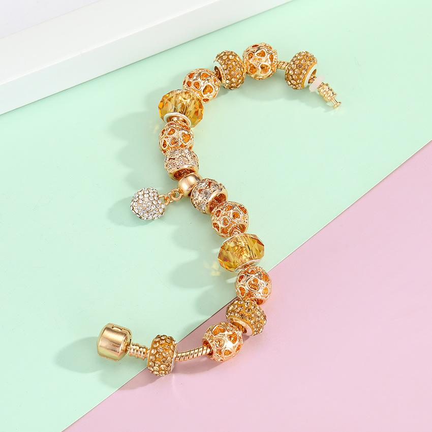 Женский браслет из кристаллов с бусинами в виде полых сердец