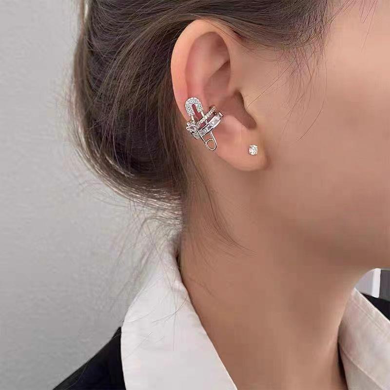 "Autumn Winter Snowflake Zircon Ear Clip: Elegant and Luxurious Ear Clip for a Festive, No-Piercing Required Look"
