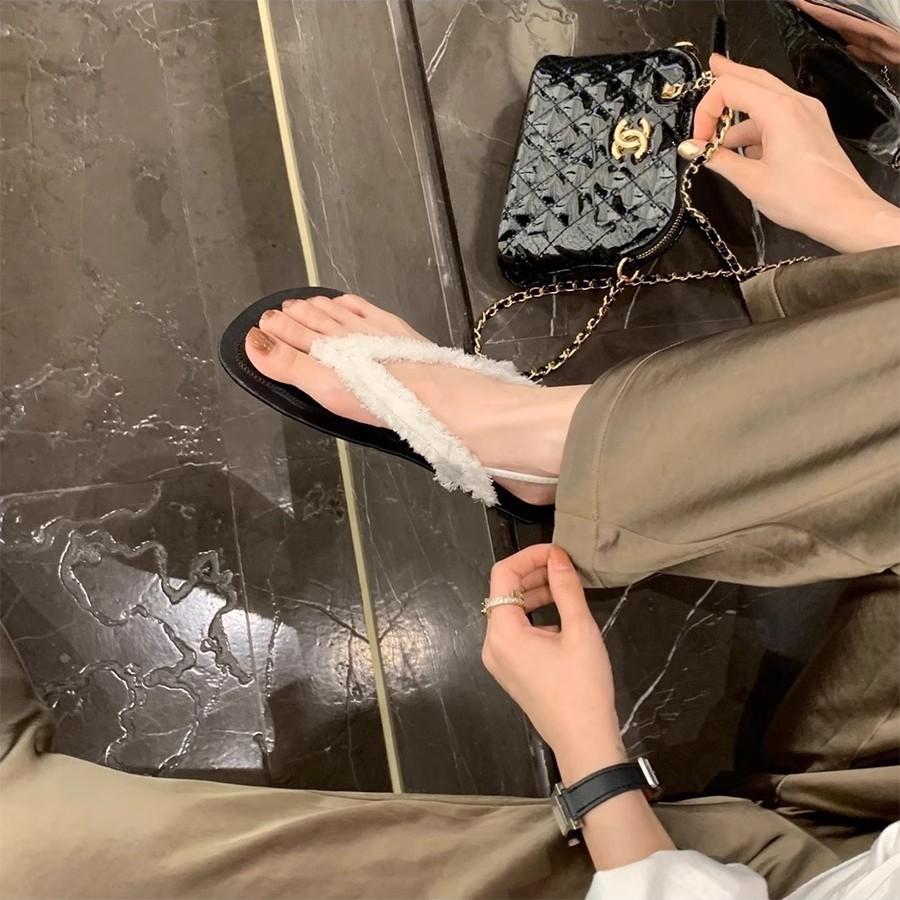 Grape Mother Has the Same Fashionable Silk Rough Edge Flat Bottom Toe Sandals for Women's Summer Minimalist Style Casual Versatile Soft-soled Sandals