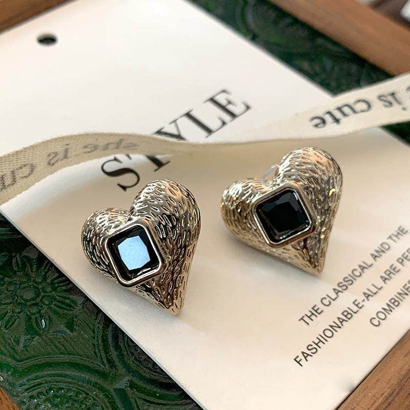 Metal Texture Love Heart Stud Earrings Accessible Luxury Fancy Dignified Generous Style Unique Earrings Fashion Retro Heart-Shaped Earrings