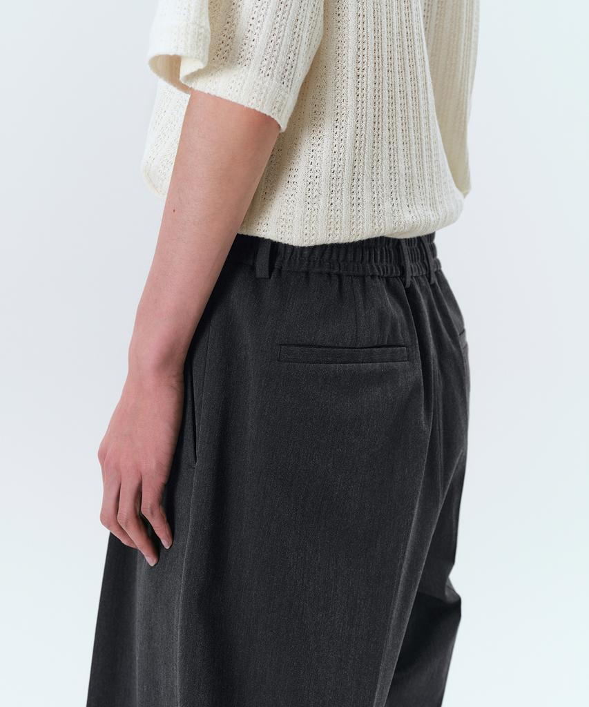 MUSINSA STANDARD One-Pleat Bermuda Banding Half Slacks [Charcoal Gray]