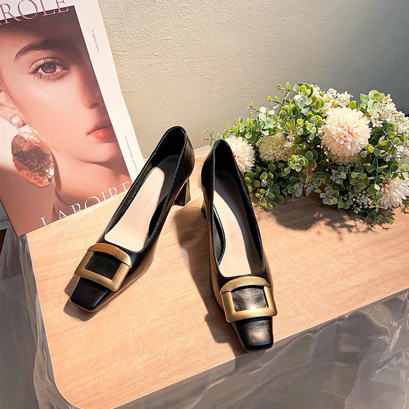 2024 Горячая Распродажа Французские Квадратные Каблуки Женская Мода Пригородный Темперамент Туфли Неглубокий Носок Толстый Каблук Металлические Квадратные Пряжки Каблуки