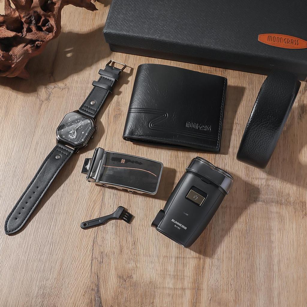 Мужской подарочный набор черного цвета: Кварцевые часы с кожаным ремешком, кошелек, бритва и два дополнительных ремешка.