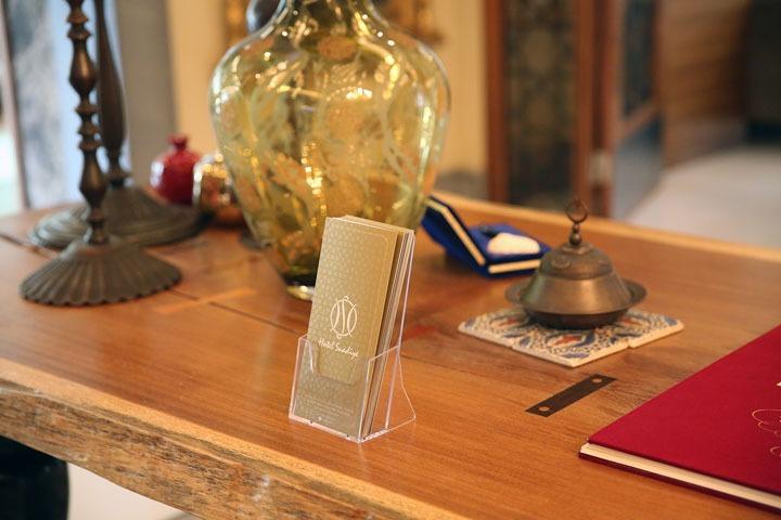 Acrylic leaflet stand DL