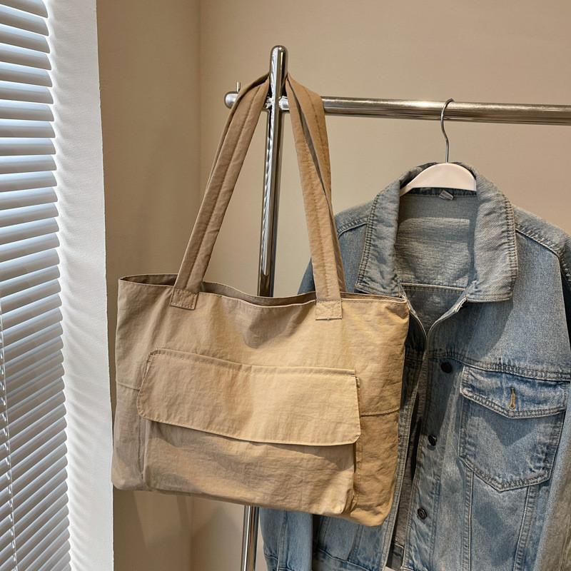 Chic Lightweight Tote Bag With Water-resistant Fabric Ideal For Autumn And Winter