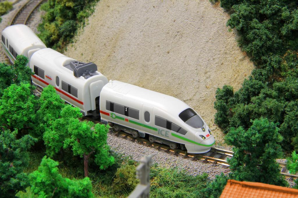 Rokuhan Z Gauge Z Shorty DB ICE3 BR406 Green Stripes Model Train ST014-2