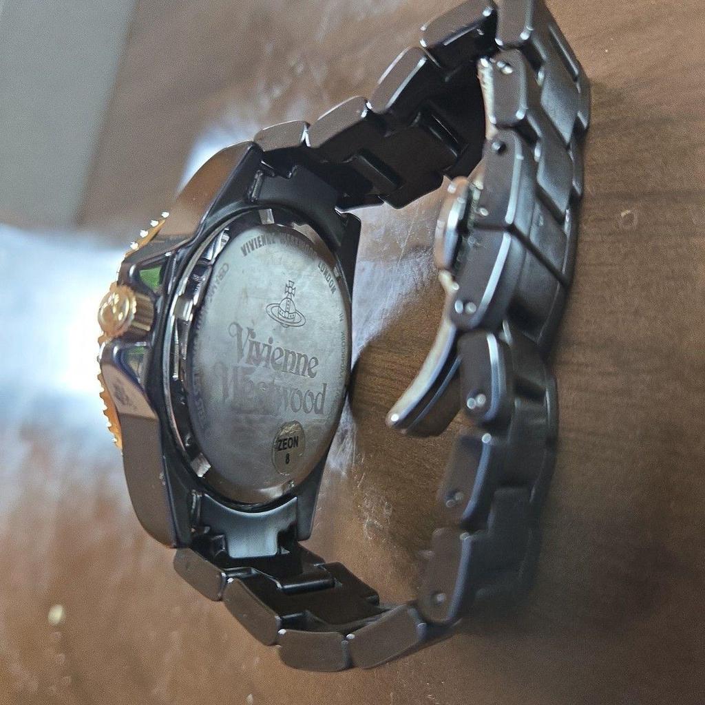Подержанные часы Vivienne Westwood черные с золотом
