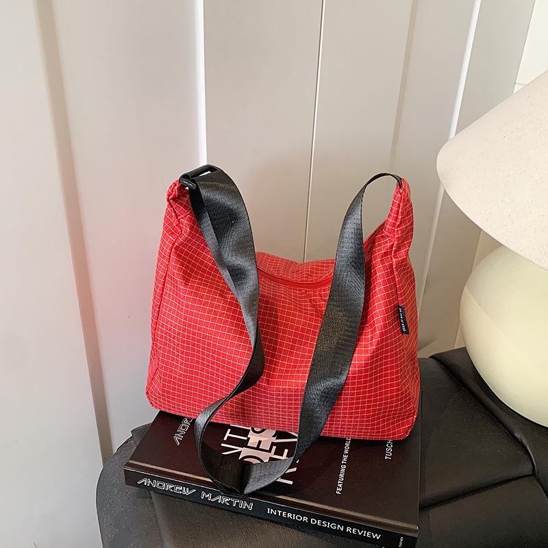 Японская сумка большой вместимости женская 2025 новая трендовая модная на одно плечо осенняя повседневная повседневная кроссбоди спортивная тканевая сумка