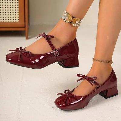 Ретро украшение бантиком Красные туфли Мэри Джейн Женские 2025 Лето Сандалии на среднем каблуке Сладкие лакированные кожаные туфли для вечеринки