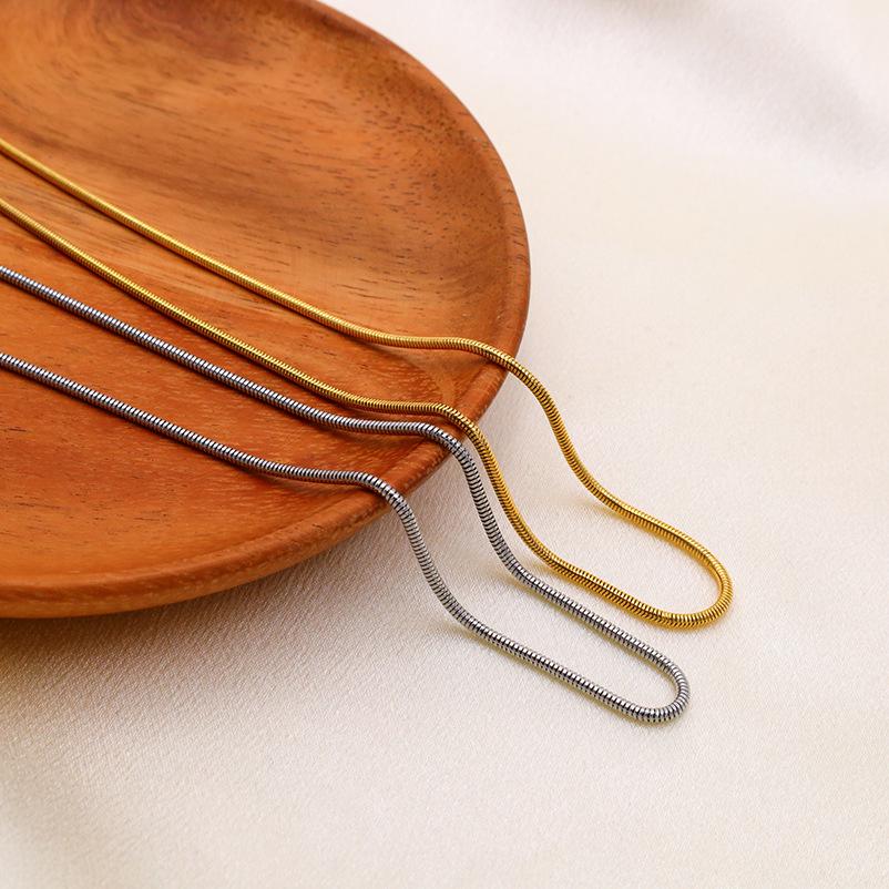 Геометрическое позолоченное титановое ожерелье-цепочка «змеиная кость»: Минималистичный и универсальный