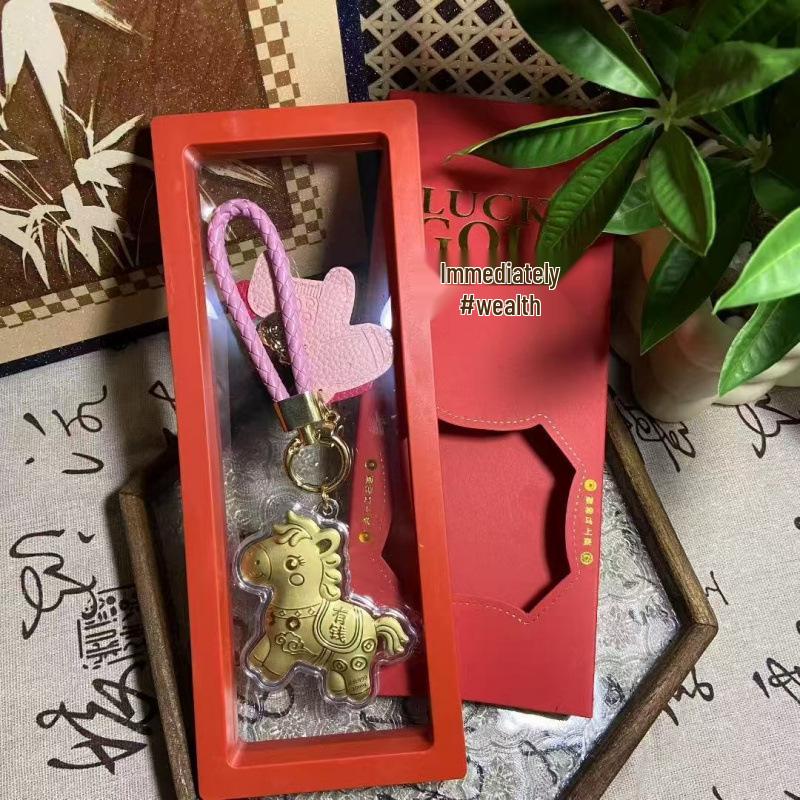 Новогодний Брелок-Ключница из Чистого Золота 999 Пробы «Процветание» в Подарочной Коробке с Ремешком для Телефона и Подвеской для Сумки