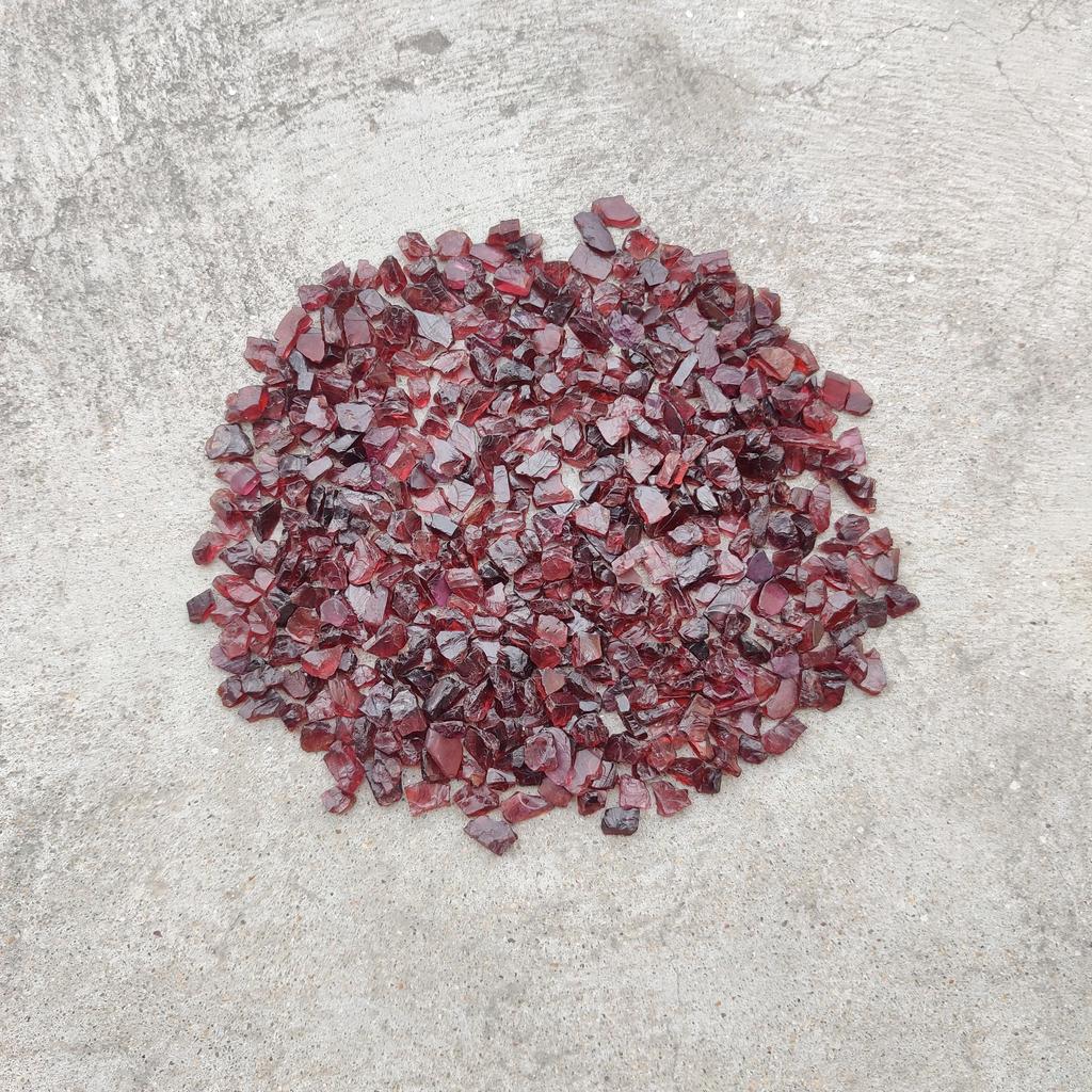Необработанный красный гранат, природный необработанный гранат, необработанный камень красного граната, необработанный гранат, необработанный необработанный красный гранат для ювелирных изделий.