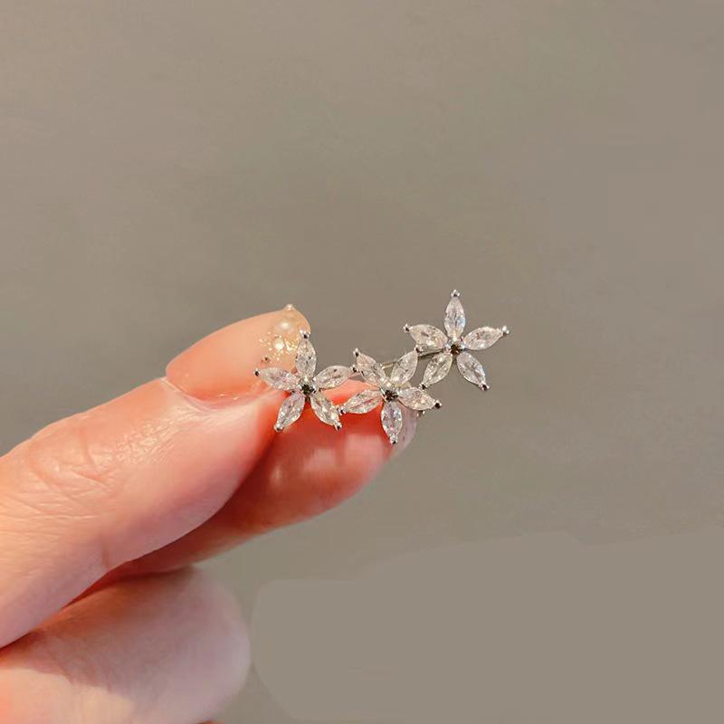 Summer Anti-Exposure Brooch: Fashionable and Luxurious Collar Pin for Women.