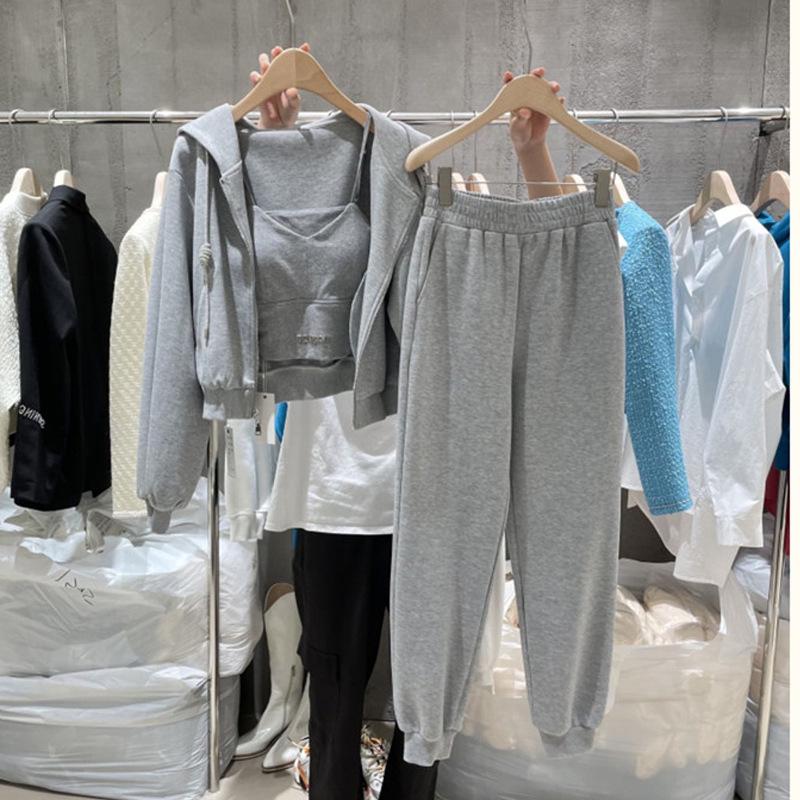 Женский осенний 2023 года повседневный спортивный костюм-тройка в корейском стиле: Куртка с капюшоном с длинными рукавами и стильный жилет.