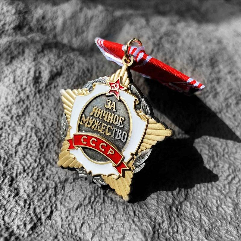 Рождественский подарок, Наполнители для чулка, Советская медаль, Медаль за личную отвагу, Иностранная памятная медаль, Металлический значок, Значок-подвеска, Аксессуары