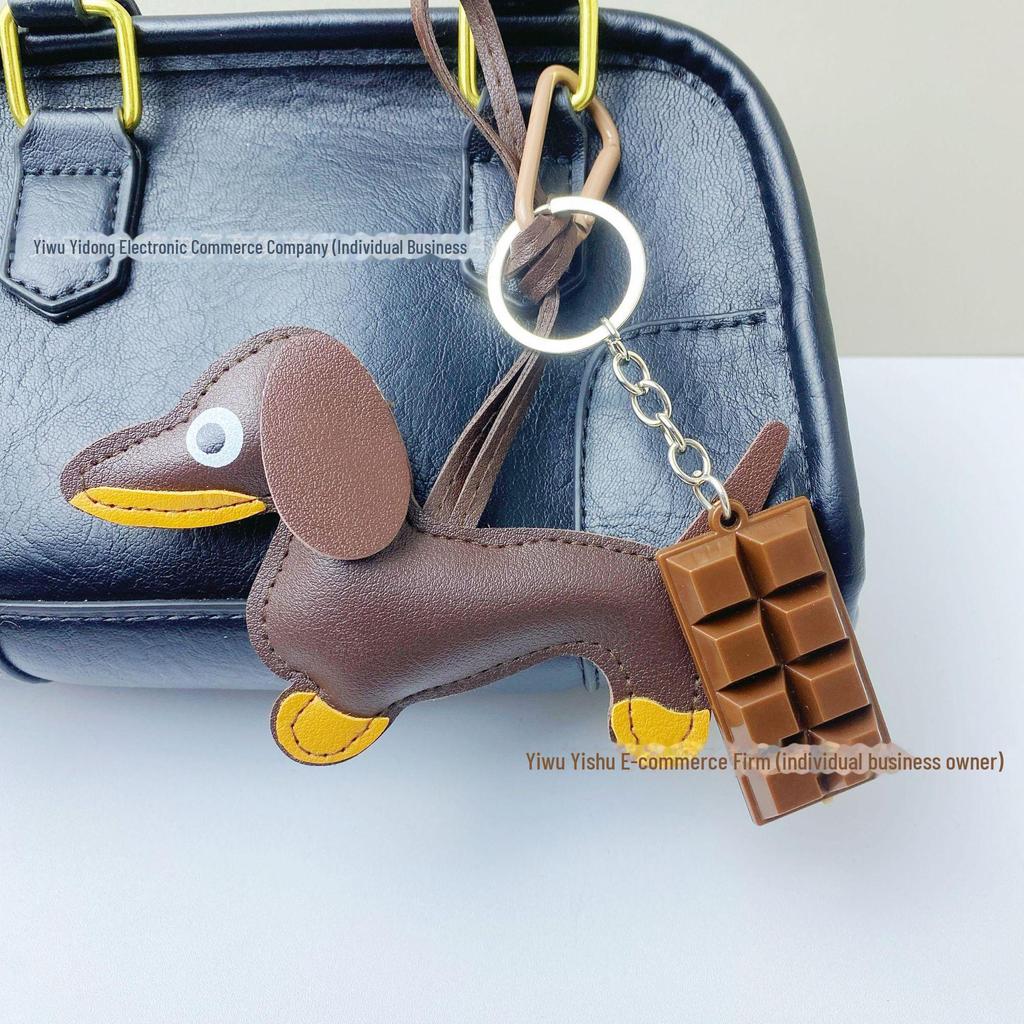 Брелок из искусственной кожи в виде таксы: Милый трансграничный аксессуар для автомобиля и креативное украшение для сумки.