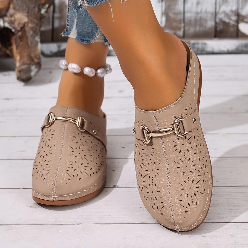 Fashion Shoes Female 2025 New Closed Toe Women's Slippers Fashion Metal Decoration Casual Summer Plus Size Best Seller Flat Slippers
