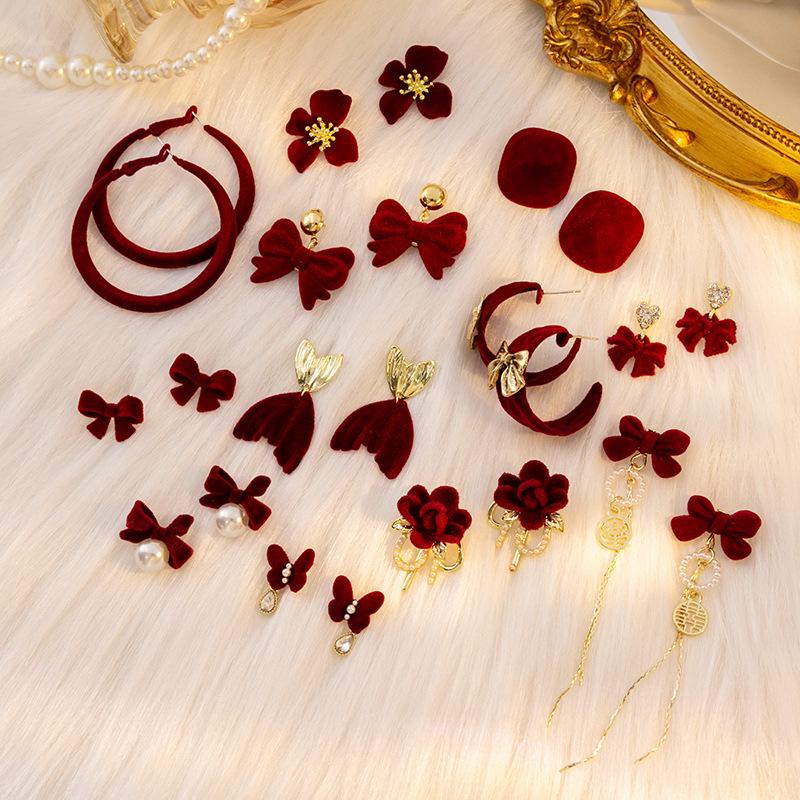 Серебряные игольчатые серьги-цепочки с красным бантом и жемчугом, осень/зима
