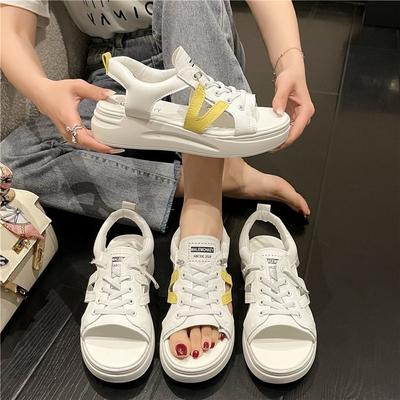 Женские сандалии, новые летние сандалии с открытым носком и полостями по бокам, дышащая модная женская обувь на плоской подошве с ремешком на щиколотке и пряжкой