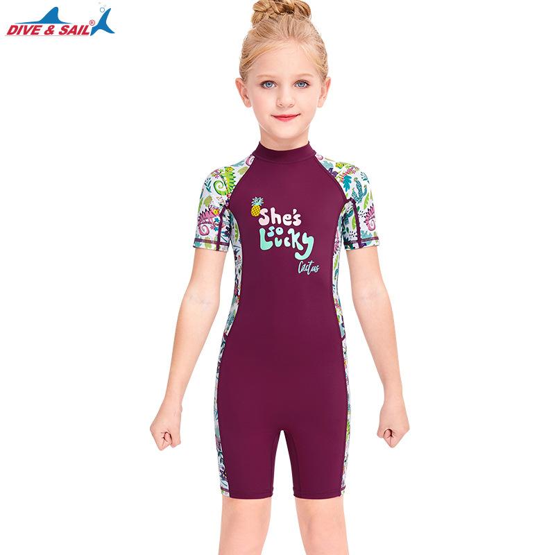 Детский купальник. Солнцезащитный слитный гидрокостюм для девочек. Шорты с короткими рукавами. Детский пляжный быстросохнущий купальник среднего размера.