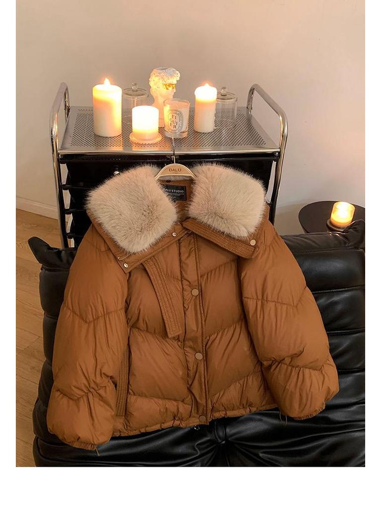 Женская теплая куртка с хлопковой набивкой и меховым воротником цвета хаки/черная - Маленькое зимнее пальто